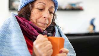 A chegada do inverno costuma trazer mudanças importantes na rotina de pessoas idosas. Afinal, as temperaturas mais baixas e o ar seco afetam diretamente o organismo, especialmente em quem já apresenta fragilidades naturais da idade – depositphotos.com / Studio_GLC
