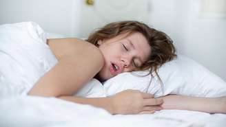 Veja como sua posição ao dormir pode estar te causando dor