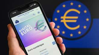 Na foto, página do site do Banco Central Europeu sobre o euro digital exibida em um celular, em Bruxelas, em 10 de fevereiro de 2026. O Banco Central Europeu recomendou à União Europeia, em 6 de fevereiro de 2026, que avançasse rapidamente com a adoção do euro digital, alertando que atrasos deixariam o continente dependente de grandes empresas de tecnologia estrangeiras.
