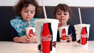 Um estudo de longo prazo realizado com cerca de 25 mil jovens americanos apontou uma associação entre o consumo frequente de bebidas açucaradas desde a infância e um maior risco de desenvolver hipertensão na vida adulta – depositphotos.com / lucidwaters