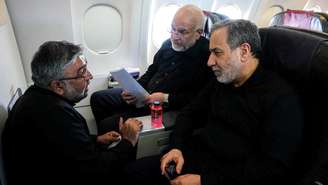 O negociador iraniano, Mohammad Bagher Ghalibaf (à esquerda), com o ministro das Relações Internacionais iraniano, Abbas Araghchi, no avião que seguiu para a Suíça, em 20 de junho de 2026.