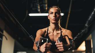 Esses movimentos acionam grandes grupos musculares e trabalham cadeias musculares inteiras, o que favorece ganhos de força global. -depositphotos.com / MilanMarkovic