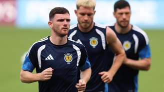 Andy Robertson, à frente, é o capitão do time escocês que vai enfrentar o Brasil nesta quarta-feira, em Miami.
