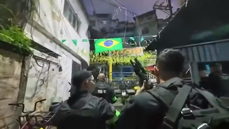 Policiais em operação no Morro Dona Marta
