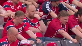 Torcedor norueguês que viralizou por não participar da comemoração de "remada viking".