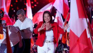 A candidata presidencial Keiko Fujimori cumprimenta seus apoiadores durante um comício de campanha antes do segundo turno das eleições presidenciais no Peru, em 4 de junho de 2026