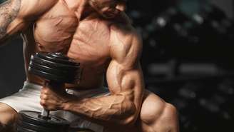 O treinamento de hipertrofia, conhecido mundialmente como hypertrophy training, é um método de exercício voltado para o aumento de massa muscular por meio de estímulos controlados de força – depositphotos.com / lyashik