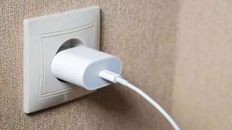 Mesmo sem o celular conectado, carregadores podem consumir pequenas quantidades de energia por meio do chamado consumo fantasma