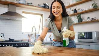 Aprenda como manter a casa limpa e organizada por muito mais tempo com hábitos fáceis de organização funcional e limpeza de manutenção