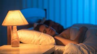 Estudo com quase 89 mil pessoas indica que o hábito de dormir com a luz acessa interfere no ritmo circadiano, impactando a saúde do coração