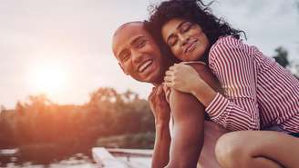 Veja como fazer uma simpatia com copo d´água para atrair amor