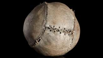 A bola de futebol foi encontrada no Castelo de Stirling durante obras de restauração realizadas na década de 1970