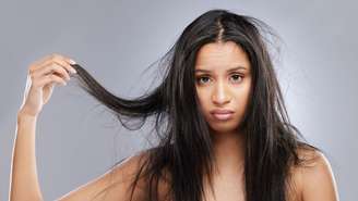 O cabelo com frizz no frio costuma aparecer devido ao ressecamento causado pela baixa umidade do ar e pelas mudanças na rotina de cuidados durante o inverno