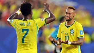 Vinícius Jr. e Neymar comemoram a vitória que garantiu ao Brasil liderança do grupo C na Copa do Mundo.