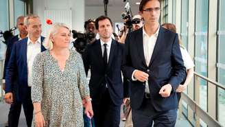 A ministra da Saúde da França, Stéphanie Rist (à esq.), e o secretário de Estado responsável pelo Meio Ambiente, Mathieu Lefevre (centro), visitam o hospital Paris-Saclay, em Orsay, sudoeste de Paris.