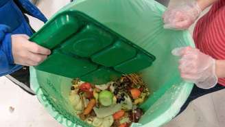 Separação do lixo orgânico de embalagens plásticas não biodegradáveis dificultam a compostagem.