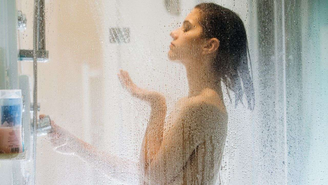 A temperatura da água pode influenciar o conforto durante o banho de ervas, mas o mais importante é a intenção do ritual