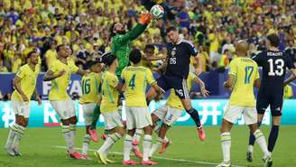 O goleiro Alisson afasta um bola do ataque escocês no jogo desta quarta-feira (24), em Miami.