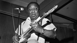 Pai do Chicago blues moderno, Muddy Waters se apresentando em 1976