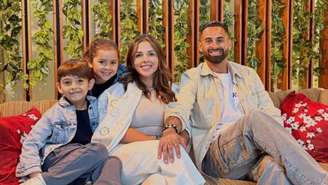 Jogador de futebol argentino Lucas Trejo e sua família em foto de abril de 2026