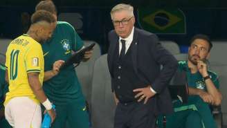 Davide Ancelotti antes da entrada de Neymar contra a Escócia.