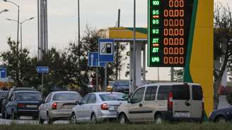 Filas de carros se formam em frente a um posto de gasolina após as autoridades restringirem a venda de combustível devido à escassez relacionada aos ataques ucranianos em 3 de junho de 2026.