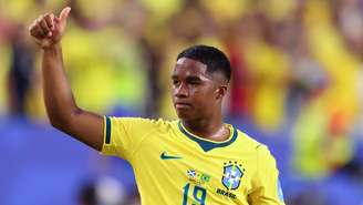 A pressão sobre jovens talentos como Endrick levanta reflexões sobre desempenho e impactos emocionais de crescer sob os holofotes do futebol