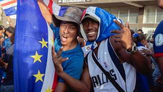 A bandeira de Cabo Verde, adotada em 1992, exibe listras azuis, brancas e vermelhas que simbolizam o oceano, a paz e o esforço nacional. O círculo de dez estrelas representa as principais ilhas e sua unidade como nação