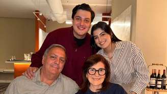 Marianella Cremi (ao fundo, à direita), o irmão, Juan Diego (à esquerda), e os pais durante uma reunião de família