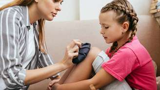 Cerca de três em cada dez crianças e adolescentes brasileiros relatam ou já relataram dores intensas nas costas, pernas, músculos ou articulações, mesmo sem terem sofrido quedas, pancadas ou qualquer lesão aparente – depositphotos.com / IgorVetushko