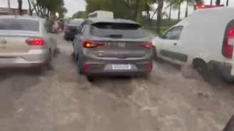 Vias arteriais amanheceram alagadas nesta sexta feria (26) no Recife.
