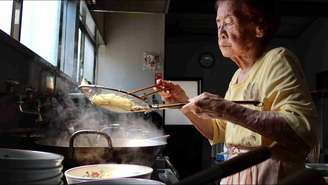 Enquanto muitos pensam em aposentadoria, esta idosa com mais de 100 anos abre seu restaurante todo dia às 11h30 por 60 anos: