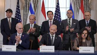 O Secretário de Estado dos EUA, Marco Rubio, e o embaixador de Israel nos EUA, Yechiel Leiter, aplaudem após assinarem um acordo-quadro entre Israel e o Líbano com o conselheiro do Departamento de Estado, Daniel Holler, e a embaixadora do Líbano nos EUA, Nada Hamadeh, no Departamento de Estado em Washington, D.C., EUA, em 26 de junho de 2026.