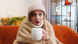 O frio intenso, somado ao isolamento social, costuma alterar a dinâmica do cotidiano e interferir diretamente na forma como o cérebro e o corpo funcionam – depositphotos.com / efurorstudio