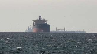 Navios de carga no Golfo, perto do Estreito de Ormuz, em março de 2026