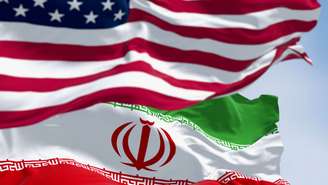 Bandeiras dos Estados Unidos e do Irã