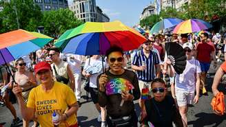Manifestantes enfrentam o calor para participar da primeira Parada do Orgulho LGBT+ sem Viktor Orbán em 16 anos. (27/06/2026)