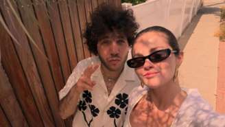 Benny Blanco revela que a mãe previu seu romance com Selena Gomez anos antes do relacionamento e relembra como a amizade evoluiu 