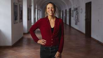 A neurocientista e escritora Hannah Critchlow, sorrindo e olhando para a câmera