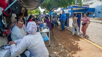 Profissionais de saúde atendem pacientes em frente ao hospital Luis Razetti em Caracas, um dia depois dos terremotos na Venezuela