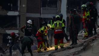 Equipes de resgate participam das operações de resgate após os terremotos que atingiram o país, em La Guaira, na Venezuela, em 27 de junho de 2026.