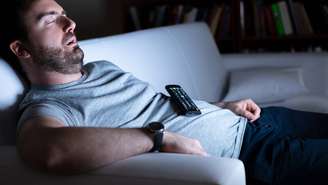 Em muitos casos, quem está ao lado percebe que o discurso não faz sentido ou mistura situações do dia com lembranças antigas. – depositphotos.com / F01photo