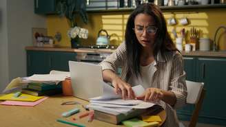 Descubra os 5 itens que sabotam a energia da sua casa e aprenda dicas práticas baseadas no minimalismo e no Feng Shui para recuperar a leveza