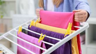 Descubra estratégias inteligentes para fazer a roupa secar mais rápido dentro de casa e livre