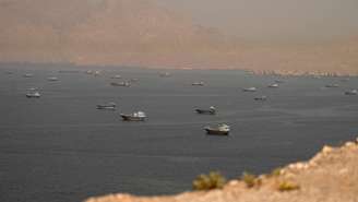 Embarcações no Estreito de Ormuz, vistas de Omã em 18 de junho de 2026.