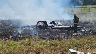 Avião de pequeno porte pegou fogo após cair em propriedade rural em GO