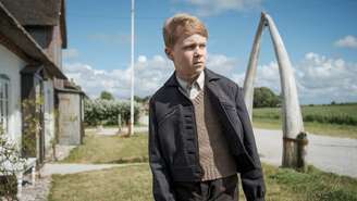 Em 'Uma Infância Alemã', Nanning (Jasper Billerbeck), filho de um oficial nazista, tenta alegrar a mãe, que sofre de uma depressão piorada pela morte de Hitler