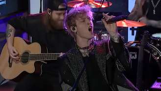 Machine Gun Kelly interpretando System of a Down