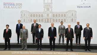Ministros e representantes do Mercosul e países associados posam para foto durante a 68ª Cúpula de Chanceleres, na sede da Conmebol, em Luque (Paraguai), em 29 de junho de 2026.