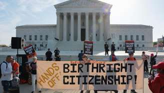 Manifestantes em ato diante da Suprema Corte dos EUA, em 1º de abril de 2026, enquanto Trump se dirigia ao local para defender o fim do direito à cidadania por nascimento.